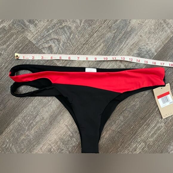 Nike Swoosh Block Asymmetrical Bottom- Size Large - Picture 7 of 9